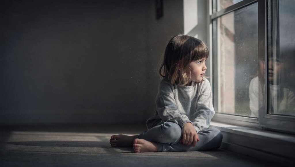 5 Anzeichen emotionaler Vernachlässigung in der Kindheit, die laut Psychologen oft übersehen werden