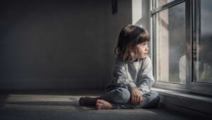 5 Anzeichen emotionaler Vernachlässigung in der Kindheit, die laut Psychologen oft übersehen werden